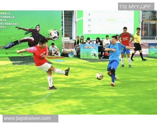 足球明星帅气瞬间捕捉，炫酷动作展现球场英姿，激发无限激情与梦想