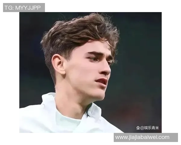 足球球星范儿：从赛场到生活的全能魅力与时尚引领